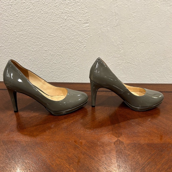 Cole Haan Nike Air taupe/grey pumps - Picture 3 of 7